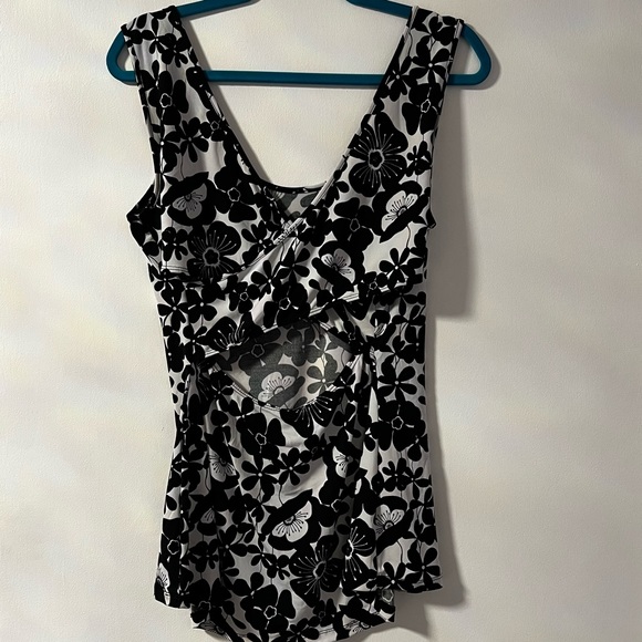 Ricki’s Open Back Tank Black and White - Picture 2 of 5